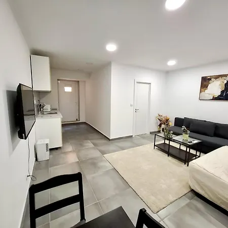 Central Flat With Garden Apartment *
