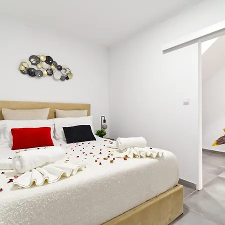 Flat With Garden شقة *