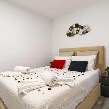 Flat With Garden شقة